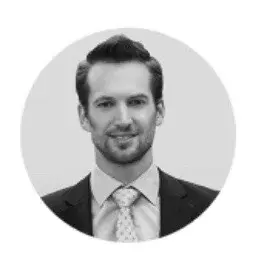 Portrait d'un homme en noir et blanc qui effectue un commentaire positif sur l'entreprise Secuvigie.