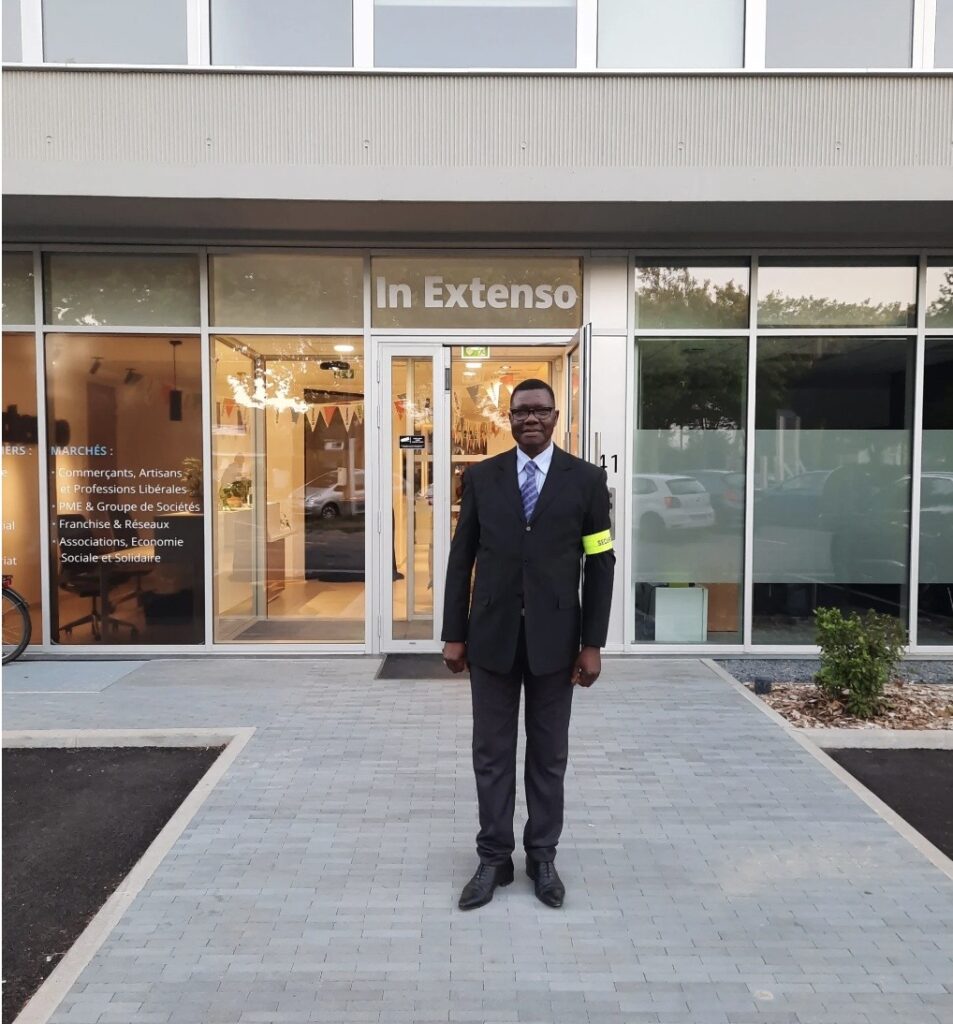 un garde de sécurité devant un bâtiment d'entreprise